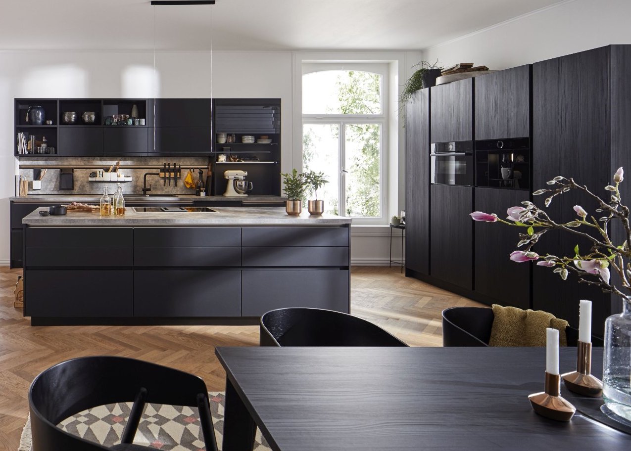 Moderne-Global-Kueche-57-140-52-200-in-matten-Glasfronten-und-Strukturfichte-3