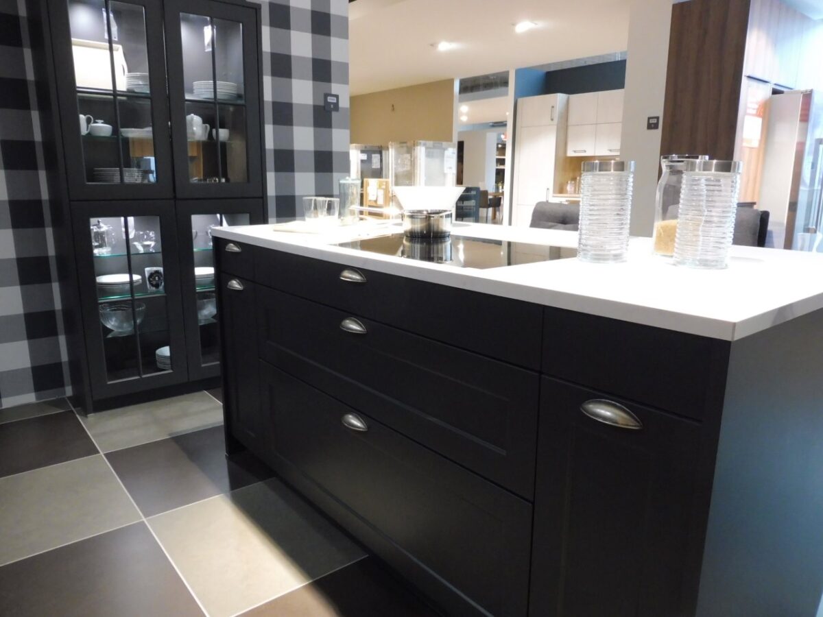 Schwarze Küche Contur 55.230 im SALE