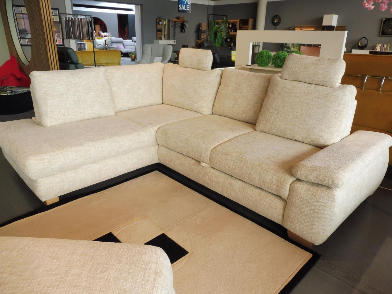Top: reduziertes Sofa mit Sitztiefenverstellung, Stauraum & Schlaffunktion