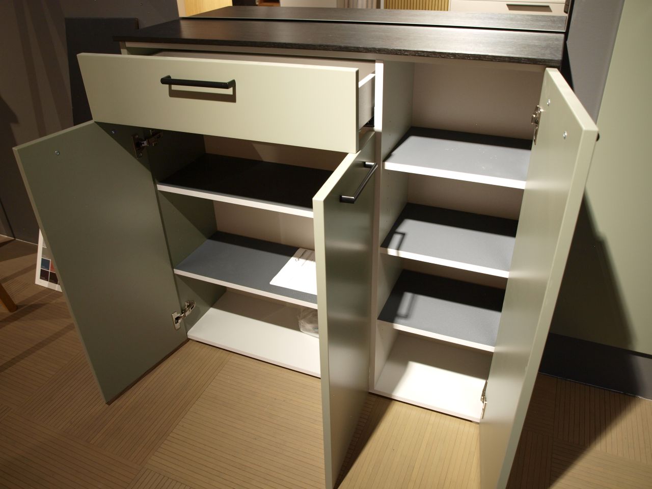 Garderobe Ausstellungsstück im Abverkauf