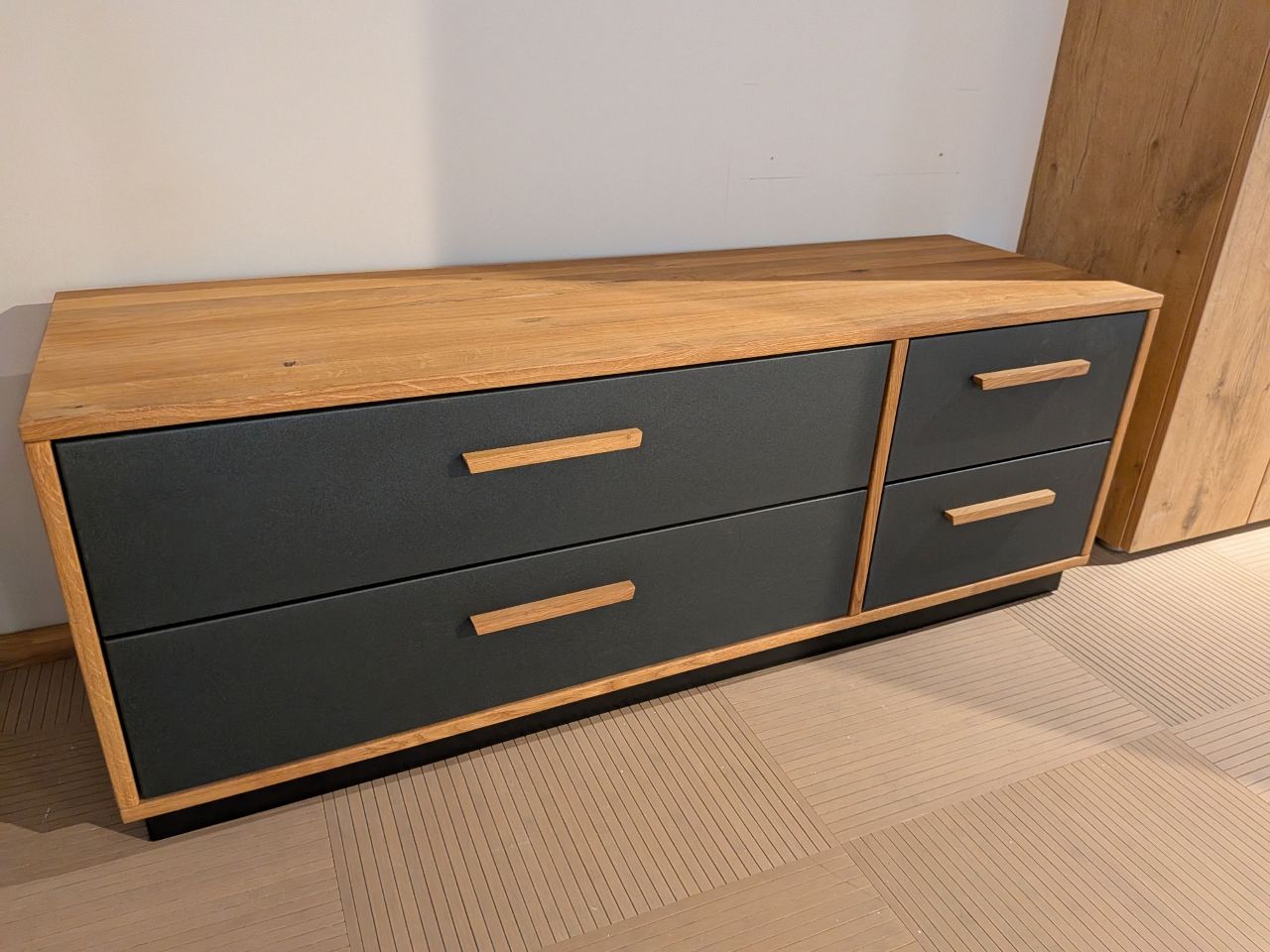 Ausstellungsstück Lowboard Eiche massiv 133 cm breit